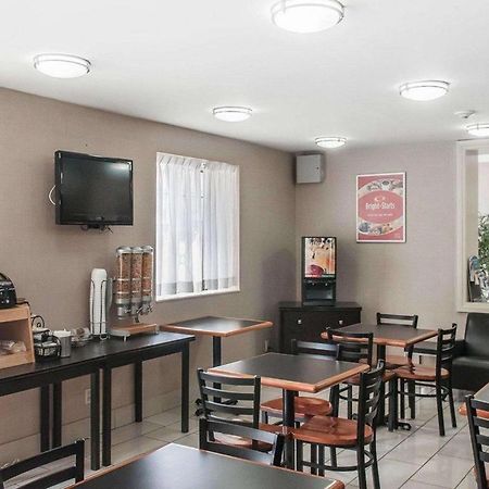 Econo Lodge Inn & Suites Downtown Toronto Exterior photo