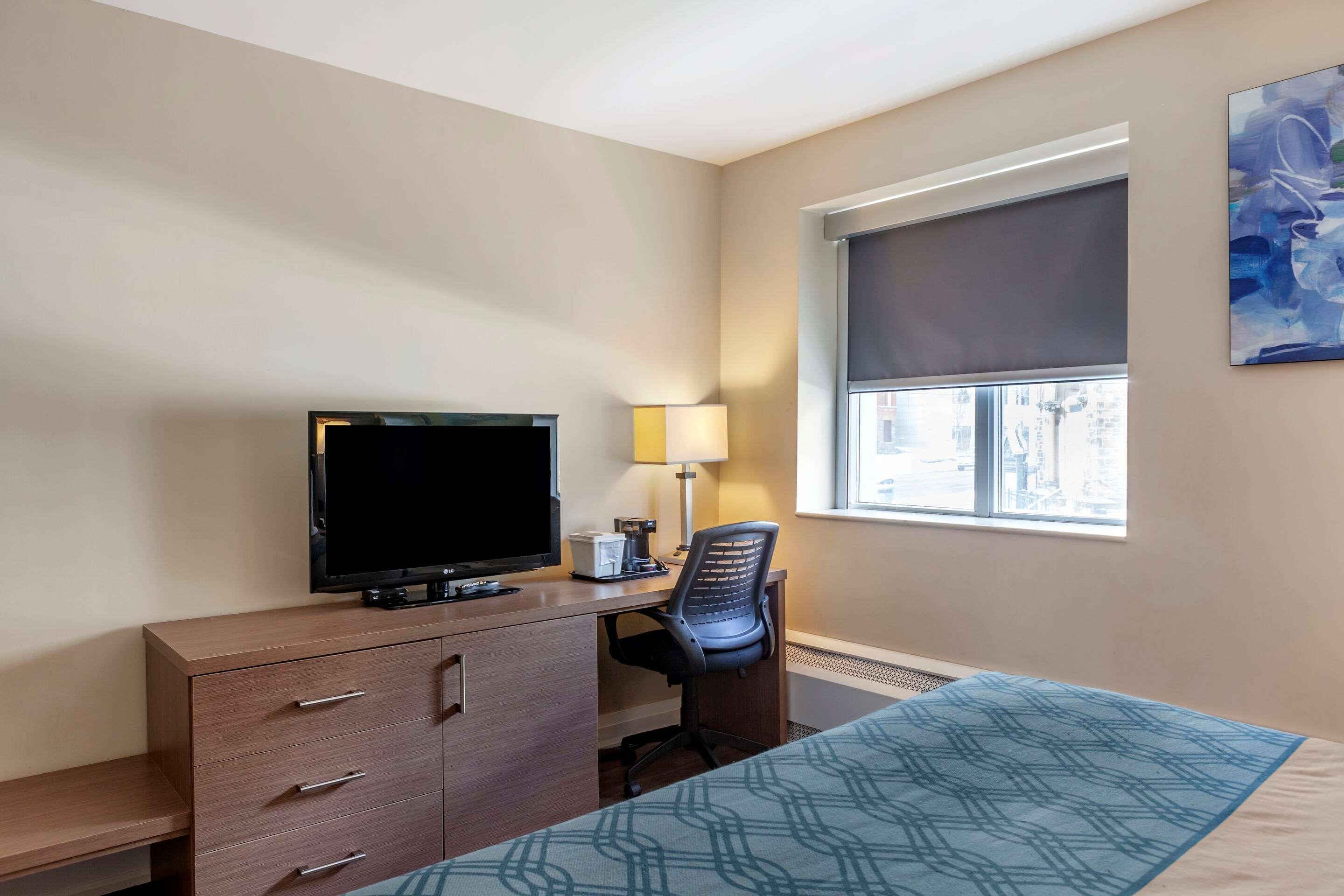 Econo Lodge Inn & Suites Downtown Toronto Exterior photo