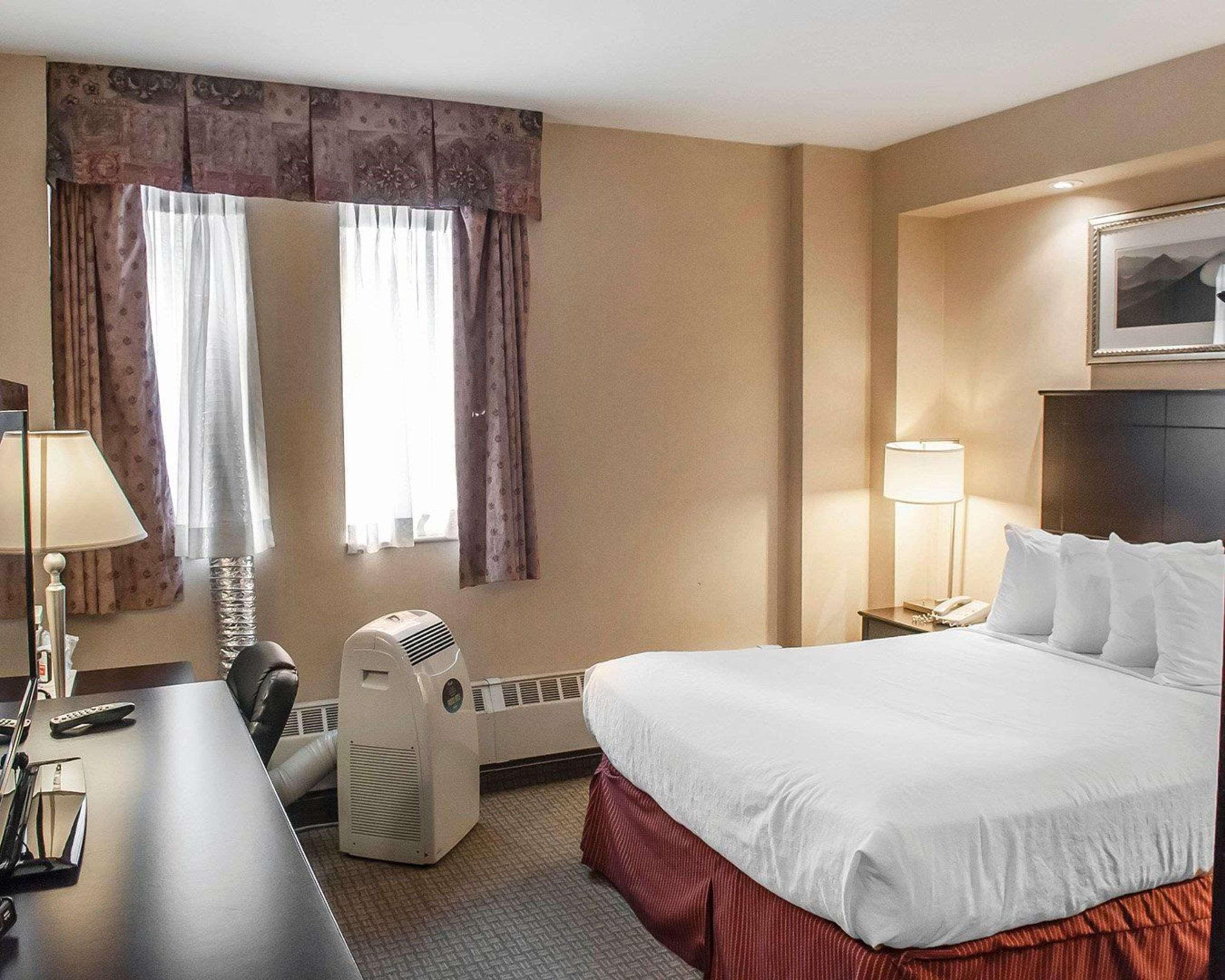 Econo Lodge Inn & Suites Downtown Toronto Exterior photo