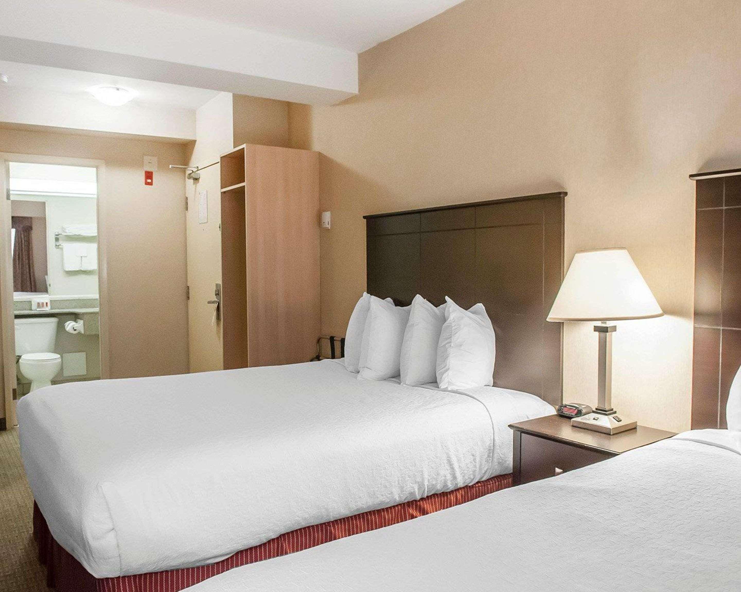 Econo Lodge Inn & Suites Downtown Toronto Exterior photo