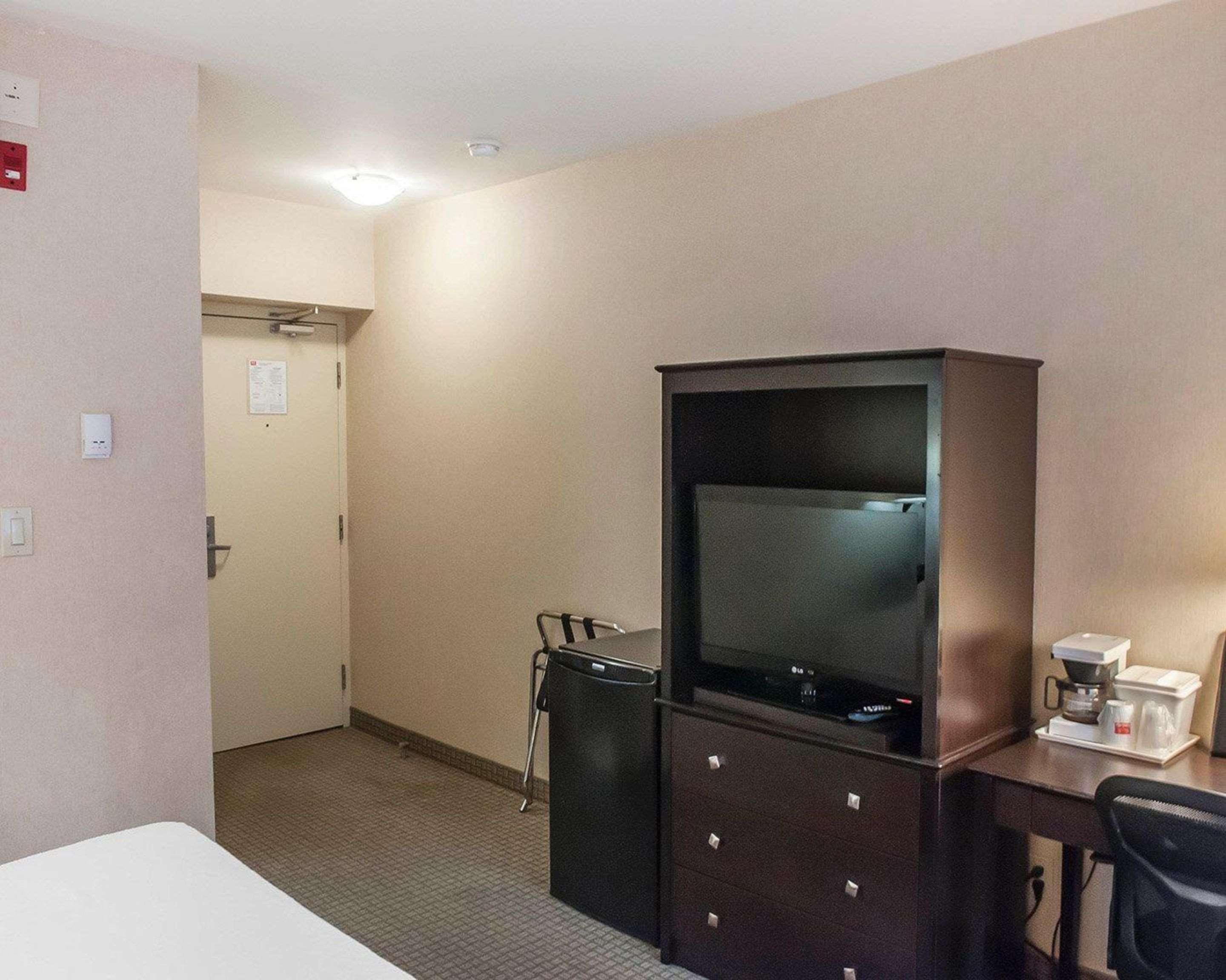 Econo Lodge Inn & Suites Downtown Toronto Exterior photo