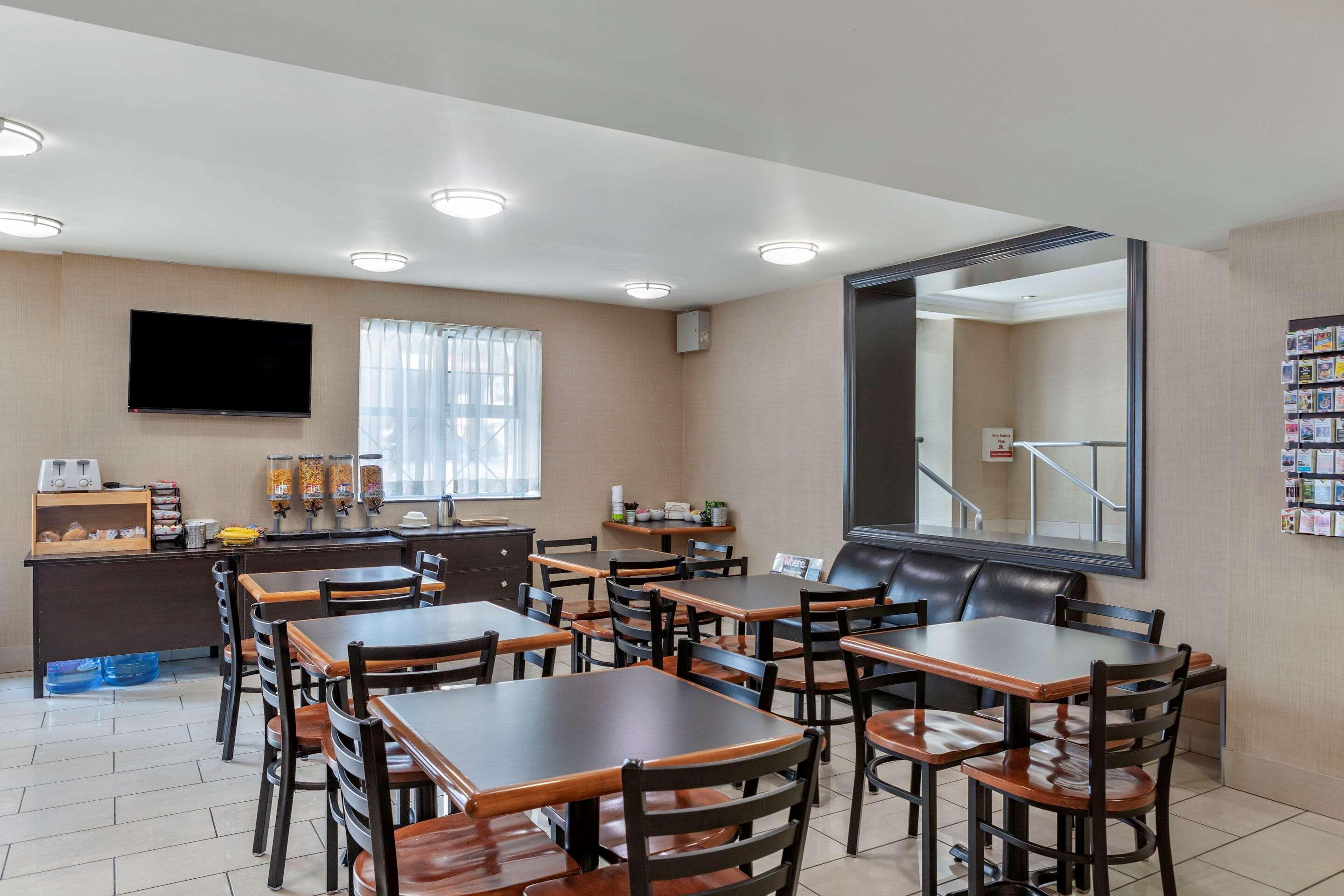 Econo Lodge Inn & Suites Downtown Toronto Exterior photo
