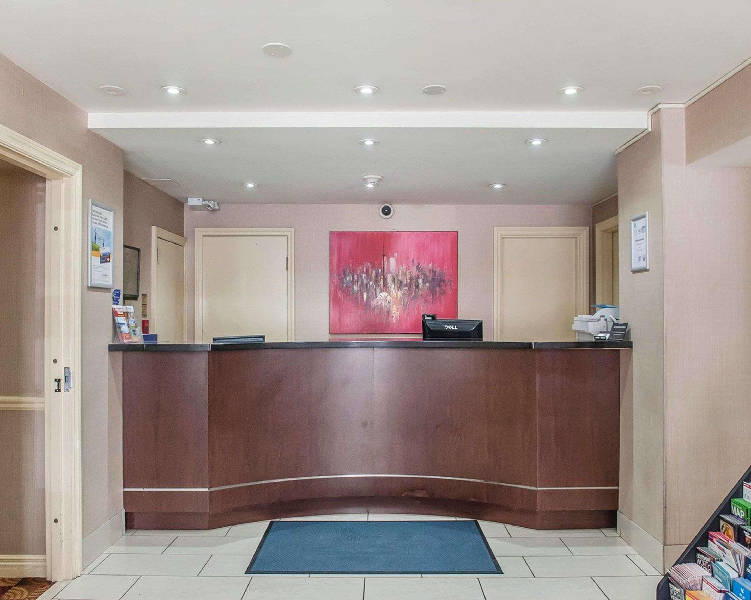 Econo Lodge Inn & Suites Downtown Toronto Exterior photo