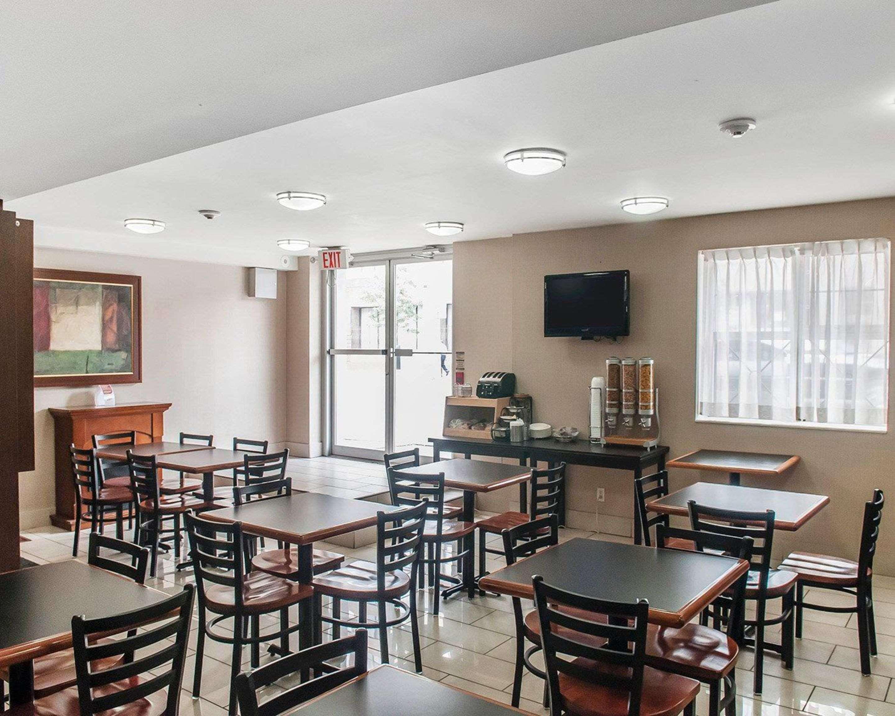 Econo Lodge Inn & Suites Downtown Toronto Exterior photo