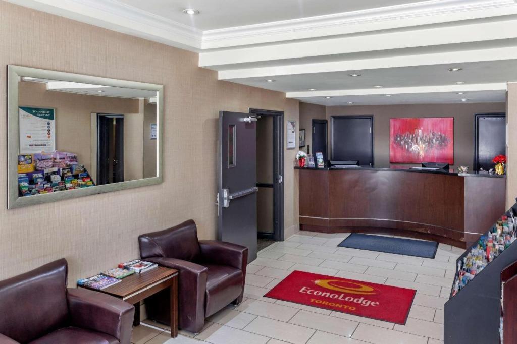 Econo Lodge Inn & Suites Downtown Toronto Exterior photo