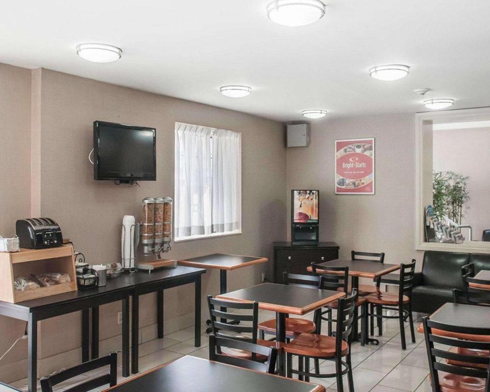 Econo Lodge Inn & Suites Downtown Toronto Exterior photo
