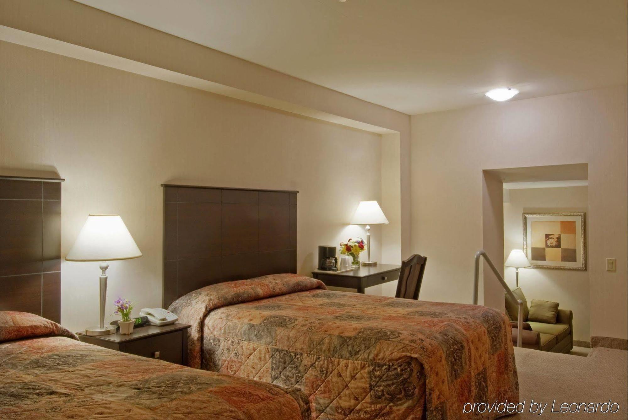 Econo Lodge Inn & Suites Downtown Toronto Room photo